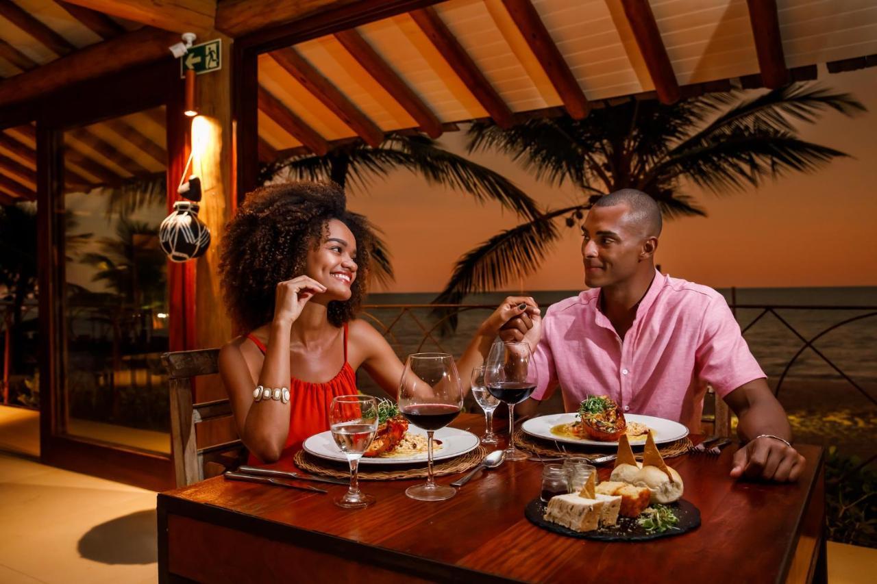 منتجع لا توري الشامل كليًا بورتو سيغورو المظهر الخارجي الصورة A couple dining at a restaurant